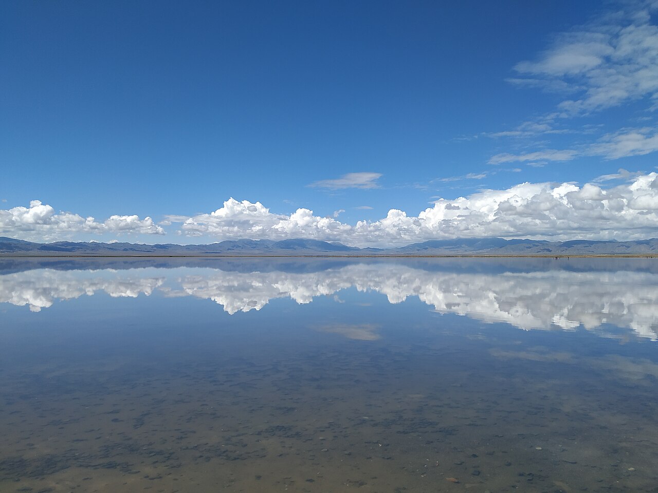 茶卡盐湖湖面